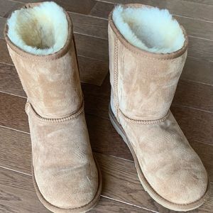 Uggs classic short boots excellent condition